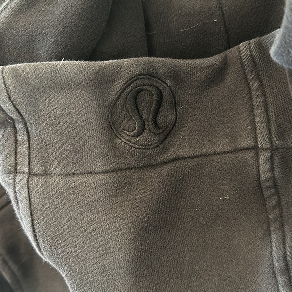 Lululemon scuba zip up hoodie. Size 4. - Picture 4 of 5